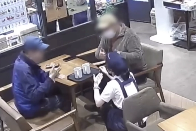 경기 안산시의 한 카페 점주가 농인 고객에게 커피를 가져다주며 수어로 “맛있게 드세요”라고 인사하자 한 고객(왼쪽)이 ‘감사하다’고 답하고 있다. 다른 고객은 엄지를 들어 올려 보였다. 이디야커피 인스타그램 캡처