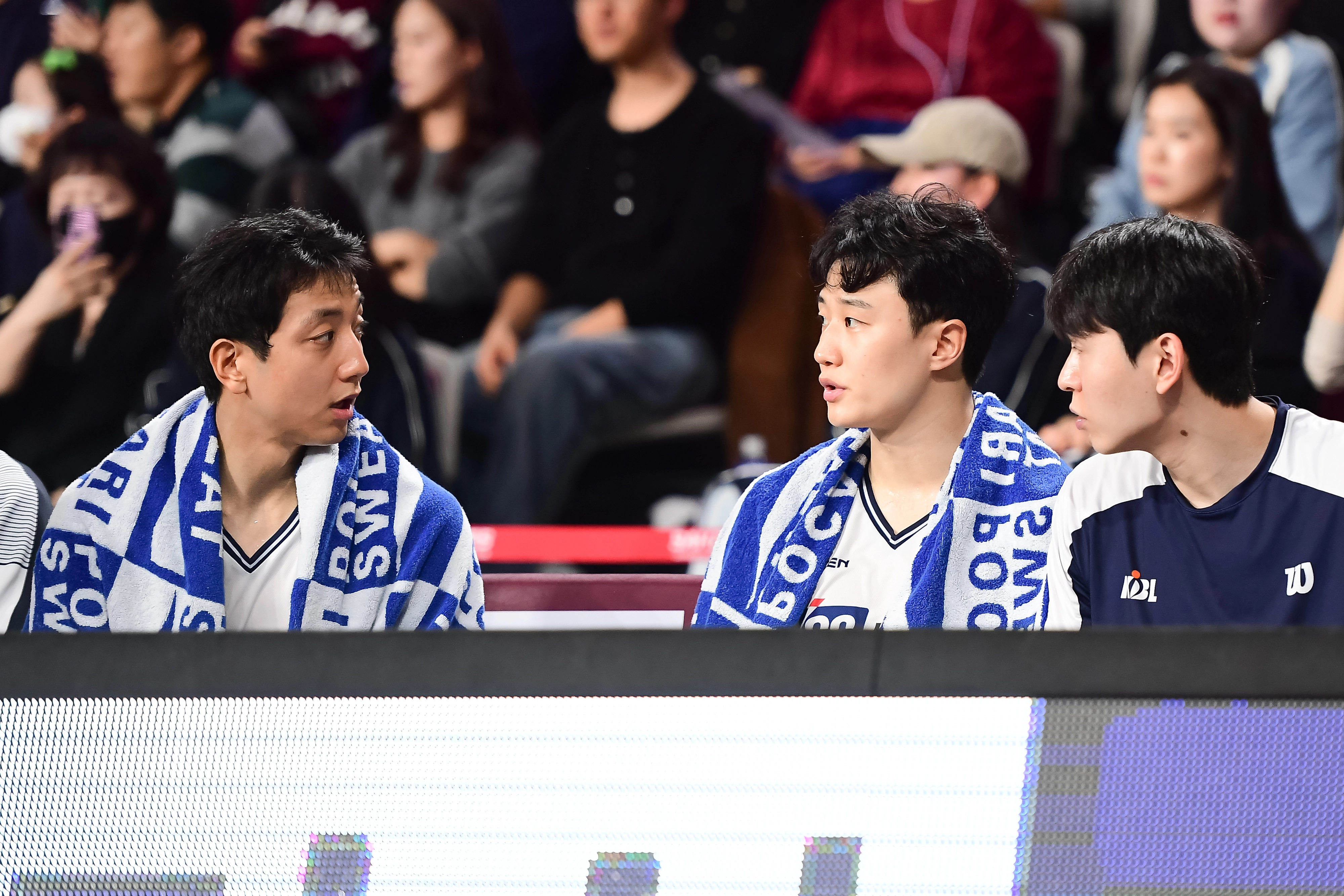 부산 KCC 허훈이 10일 창원체육관에서 열린 2025~26 프로농구 창원 LG와의 원정 경기에서 형 허웅과 대화하고 있다. KBL 제공