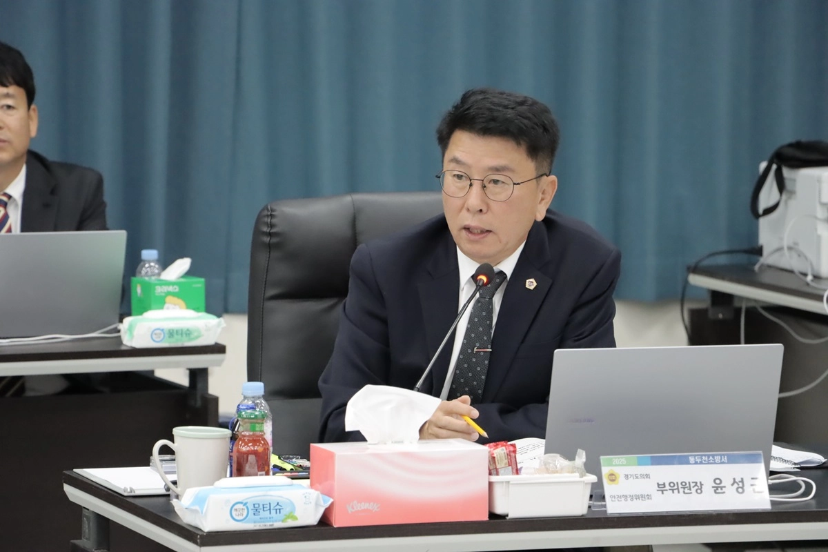 윤성근 부위원장이 11일 열린 동두천소방서 행정사무감사에서 피감기관을 상대로 질의하고 있다.(사진=경기도의회)