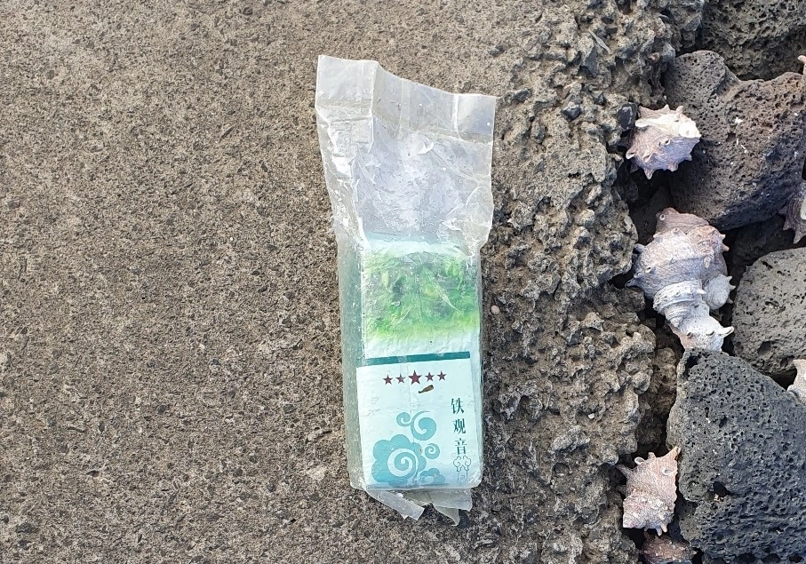우도 삼양동에서 발견된 초록 우롱차 포장 마약류가 제주도 민관군경 합동수색 첫날 바다환경지킴이가 발견했다. 제주지방해양경찰청 제공