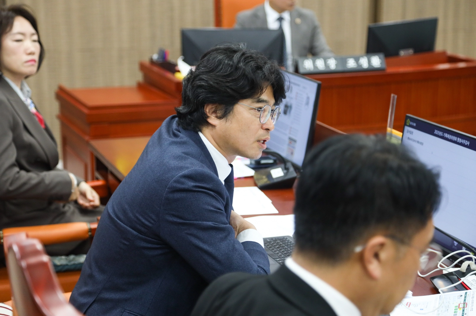 박상현 의원이 10일 기획조정실 행정사무감사에서 피감기관을 상대로 질의하고 있다.(사진=경기도의회)