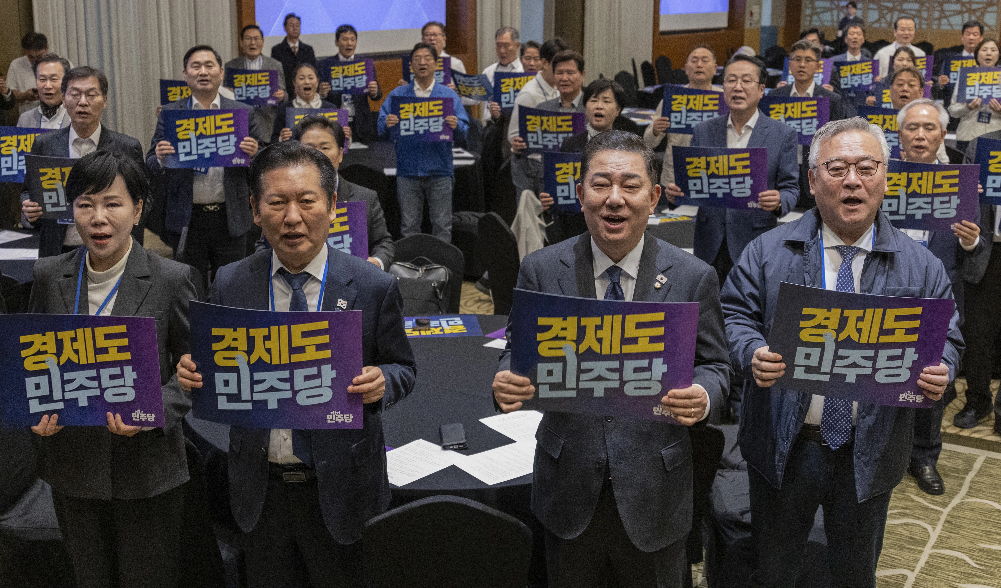 민주당, 지역위원장 워크숍  더불어민주당 정청래(왼쪽 두번째) 대표와 김병기(왼쪽 세번째) 원내대표, 전현희(맨왼쪽) 최고위원 등 당 지도부와 지역위원장들이 경기 광주시 곤지암리조트에서 열린 2025년도 전국 지역위원장 워크숍에서 피켓을 든 채 구호를 외치고 있다.
연합뉴스