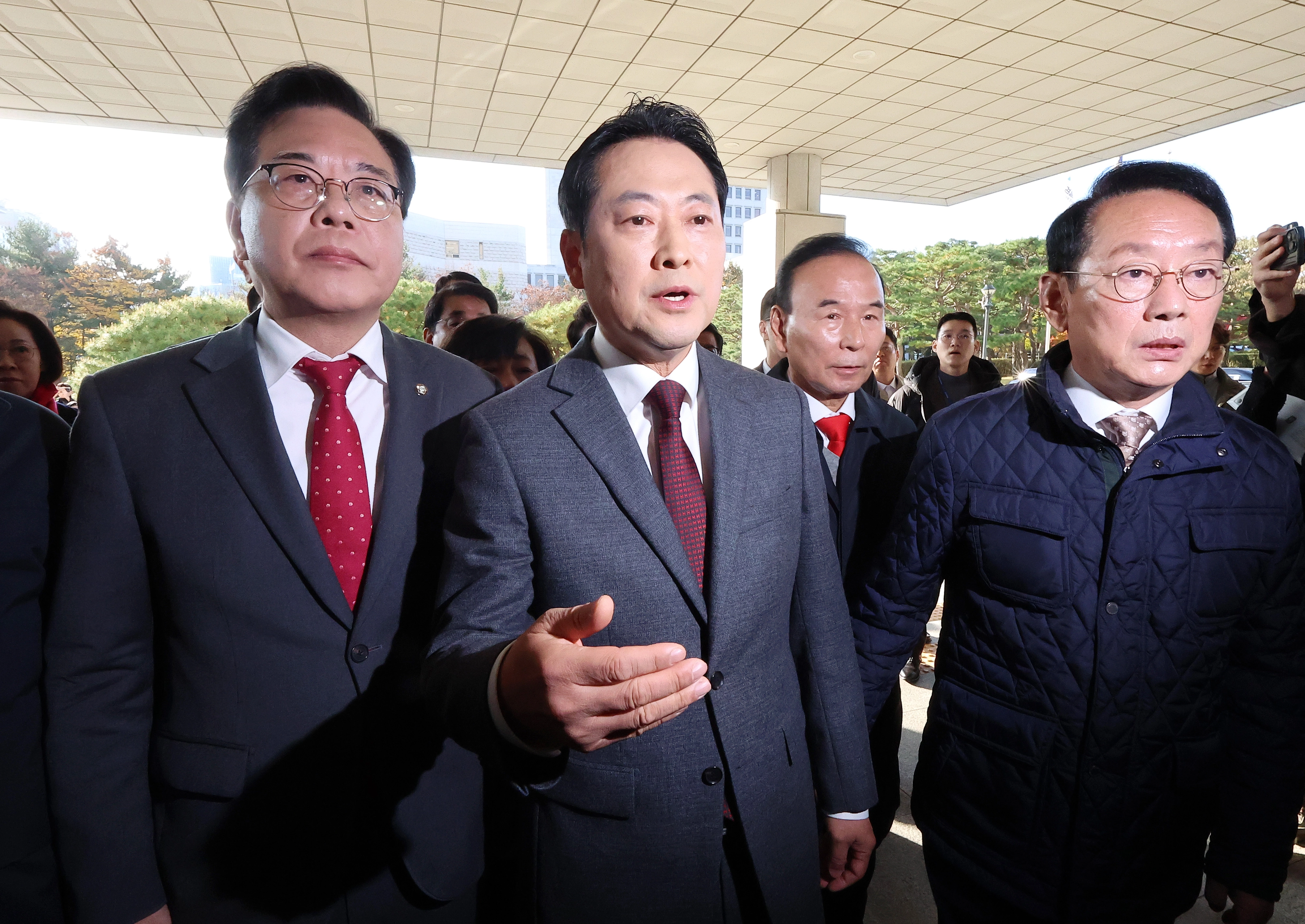 대검 진입은 무산  장동혁(가운데) 대표를 비롯한 국민의힘 지도부와 의원들이 11일 서울 서초구 대검찰청 앞에서 규탄대회를 연 뒤 노만석 검찰총장 권한대행과의 면담을 요구하며 청사 진입을 시도하고 있다. 왼쪽부터 국민의힘 송언석 원내대표, 장 대표, 김도읍 정책위의장.
연합뉴스