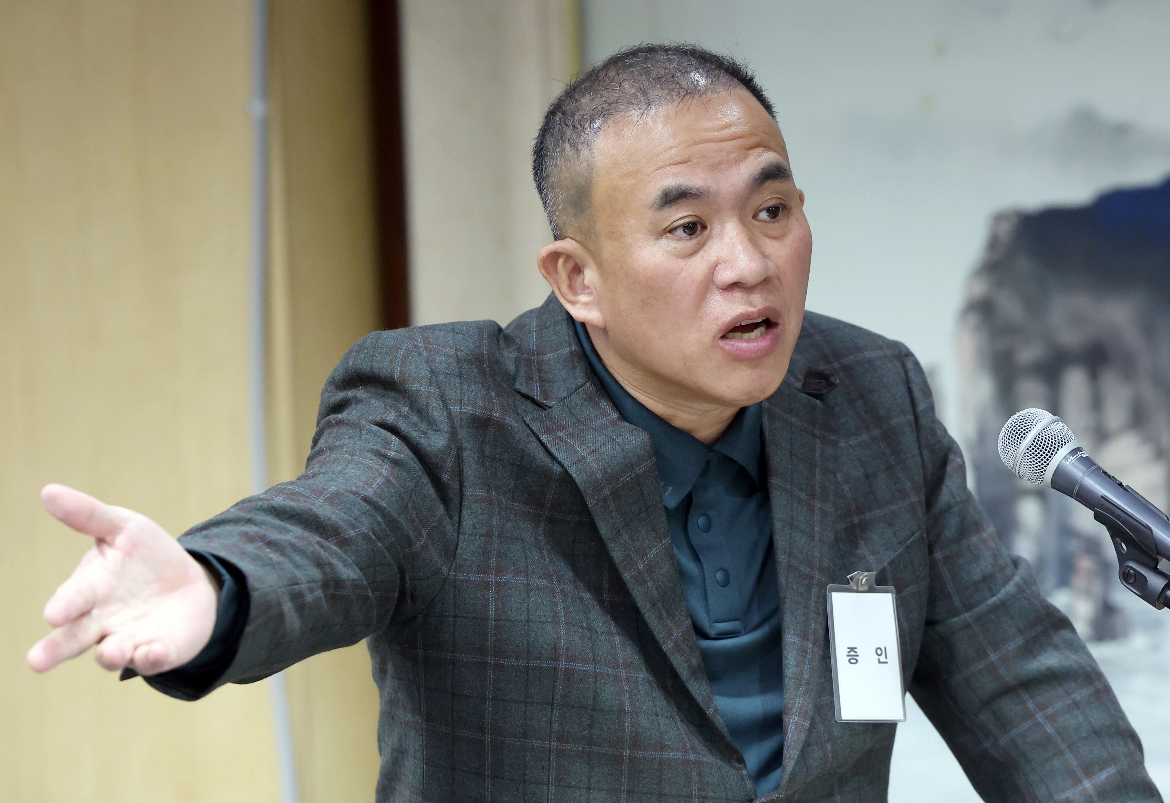 명태균씨가 지난 10월 28일 오전 경남도청에서 열린 국회 행정안전위원회 경남도청 국감에서 증인으로 나와 의원 질의에 답하고 있다. 연합뉴스