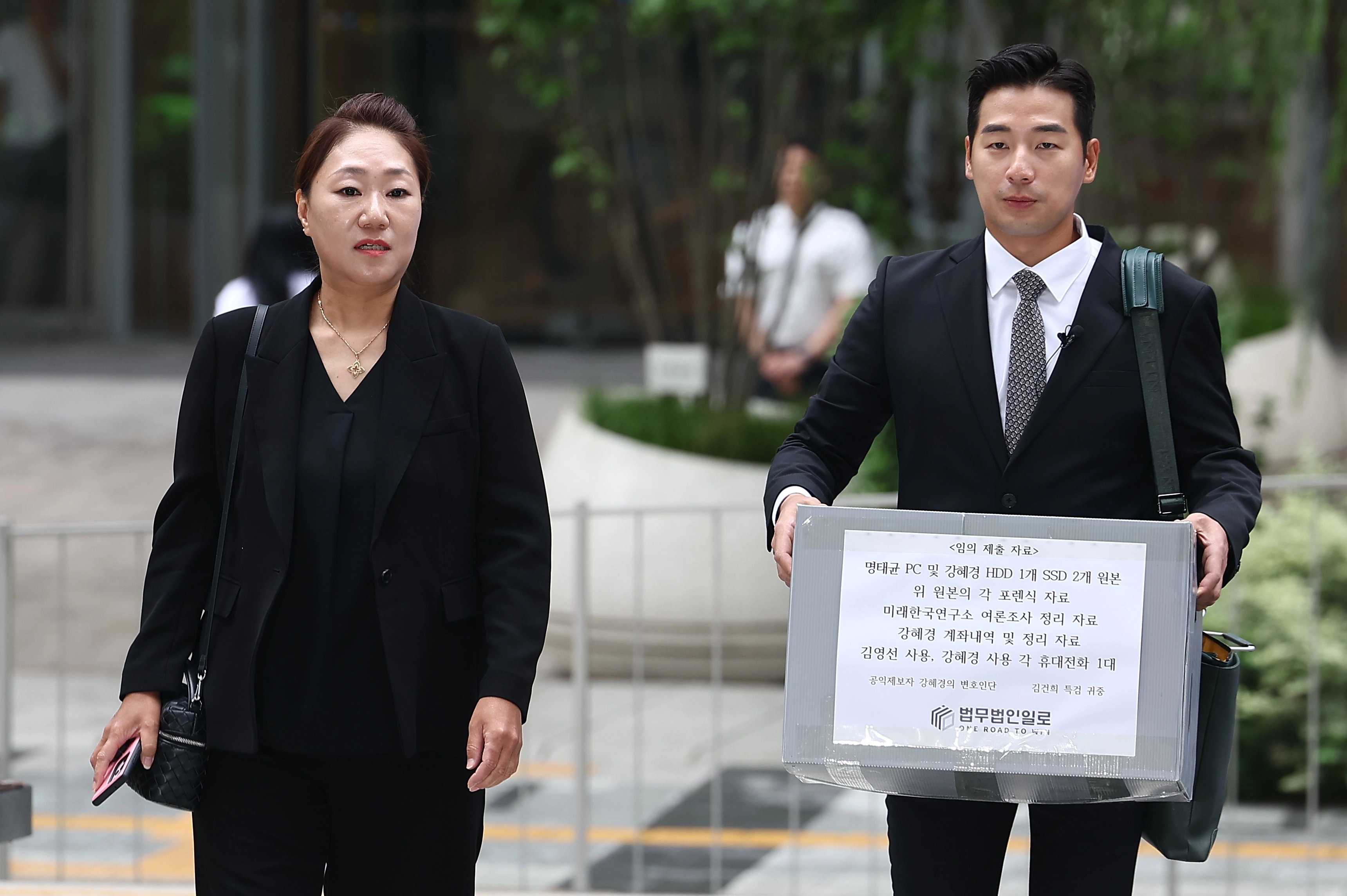 ‘명태균 의혹’ 최초 제보자인 강혜경(왼쪽)씨가 지난 7월 16일 김건희 특검의 참고인 조사를 위해 서울 종로구 KT광화문빌딩 웨스트에 마련된 특검 사무실에 출석하고 있다. 2025.7.16. 연합뉴스