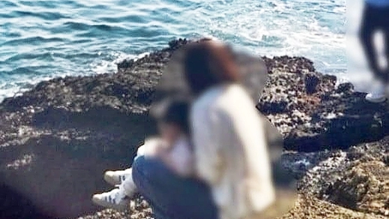 제주 용머리해안에서 아이의 용변을 보게 한 중국인 관광객의 모습. ‘보배드림’ 캡처