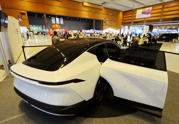12일 서울 강남구 코엑스에서 열린 ‘디자인코리아 2025’의 한 부스에서 유선형 디자인의 콘셉트카를 전시하고 있다. 2025.11.12. 연합뉴스