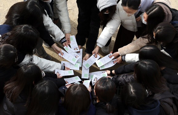 2026학년도 대학수학능력시험(수능) 예비 소집일인 12일 대구 수성구 정화여자고등학교에서 고3 수험생들이 수험표를 받은 후 친구들과 수능 각오를 다지고 있다. 2025.11.12 연합뉴스