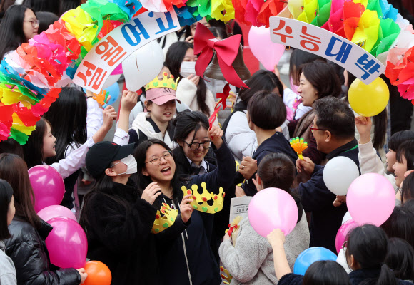 2026학년도 대학수학능력시험을 하루 앞둔 12일 광주 남구 설월여고에서 수험표를 받은 고3 수험생들이 선생님과 후배들의 응원을 받고 있다. 2025.11.12 연합뉴스