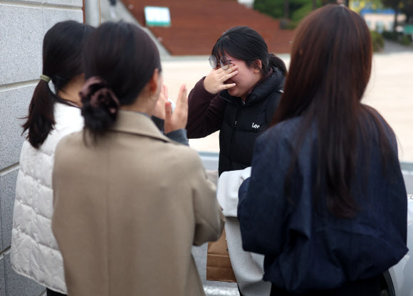 2026학년도 대학수학능력시험(수능)이 하루 앞으로 다가온 12일 오전 경남 창원시 마산합포구 성지여자고등학교에서 한 수험생이 교사와 대화하며 눈물을 흘리고 있다. 2025.11.12 연합뉴스