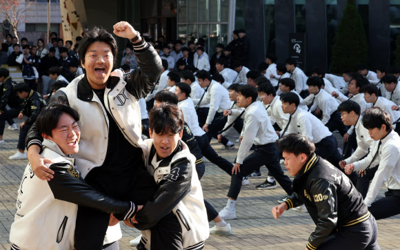 2026학년도 대학수학능력시험(수능)을 하루 앞둔 12일 서울 중동고에서 학생들이 선배 수능 대박을 응원하고 있다. 2025.11.12 연합뉴스