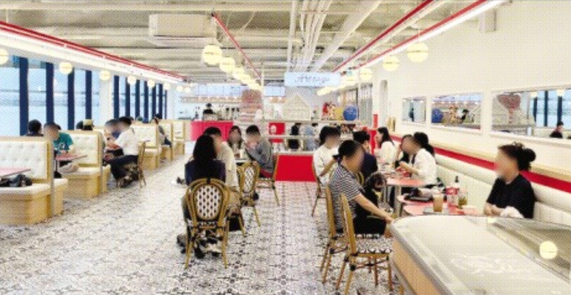 ②  마포구 한강버스 망원 선착장 복합문화카페 ‘뉴케이스’를 이용 중인 시민들 모습. 서울시 제공