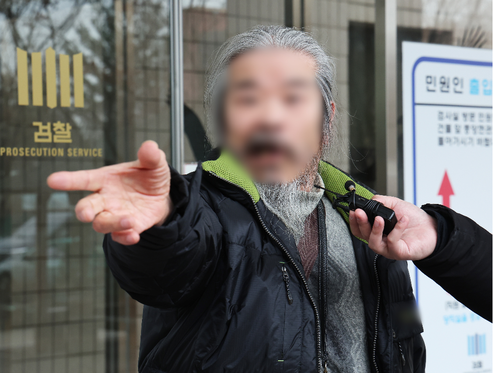 야간외출 제한 명령을 어기고 집을 나섰다 적발돼 전자장치 부착 등에 관한 법률 위반 혐의로 불구속 기소된 아동 성범죄자 조두순이 2024년 3월 11일 오전 경기 안산시 수원지방법원 안산지원에서 열린 첫 공판을 마치고 나오며 취재진 질문에 답하고 있다. 2024.3.11 연합뉴스