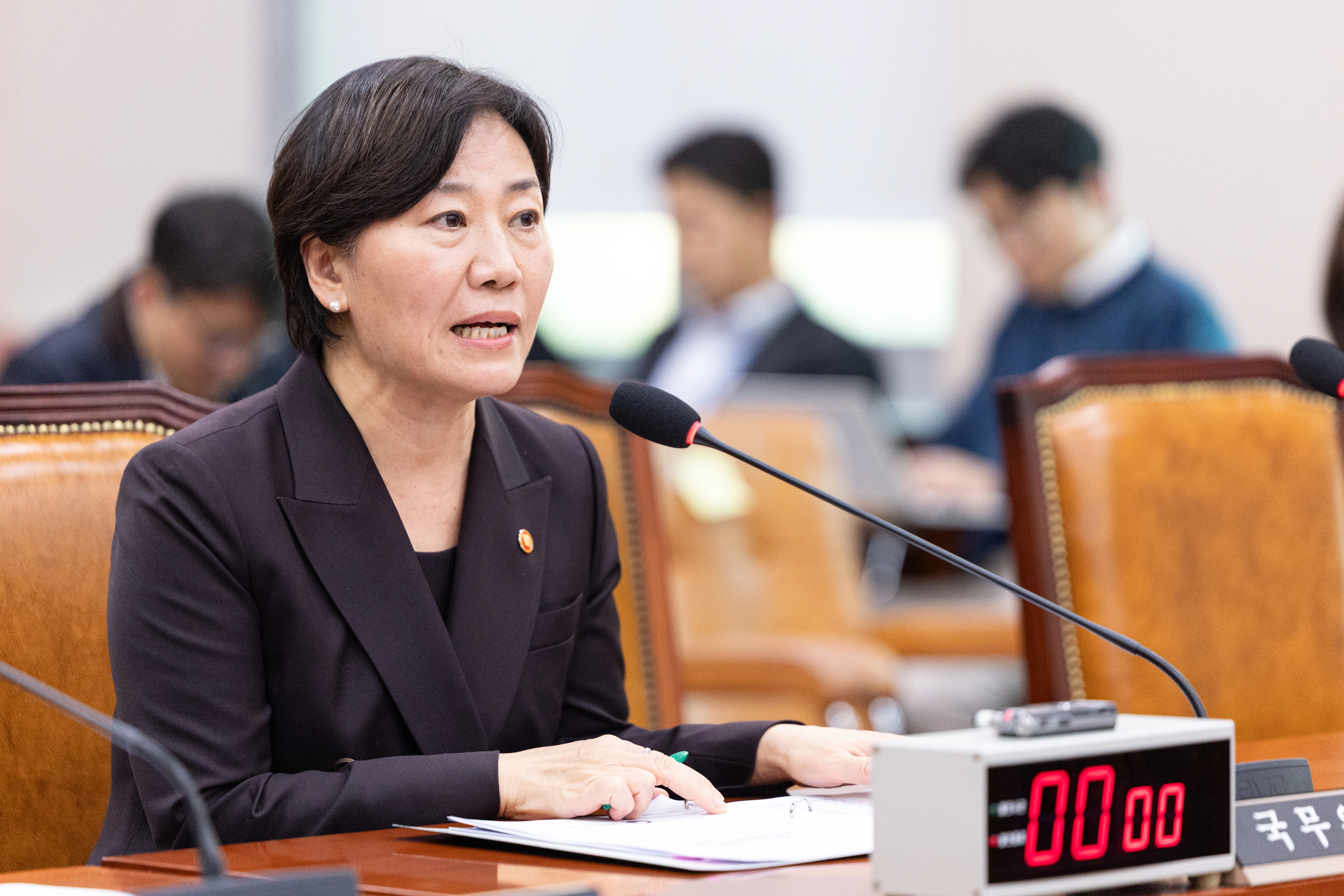 법사위 답변하는 송미령 농림축산식품부 장관  송미령 농림축산식품부 장관이 12일 서울 여의도 국회에서 열린 제429회국회(정기회) 법제사법위원회 제14차 전체회의에 출석해 의원 질의에 답변하고 있다. 2025.11.12 뉴스1