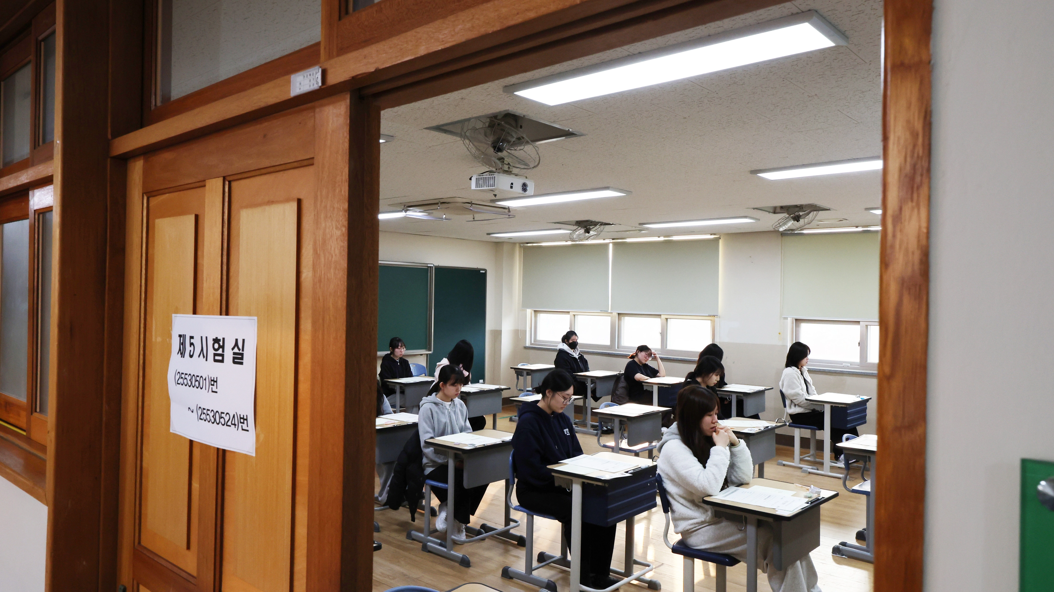 시험 시작 기다리는 수험생들  2026학년도 대학수학능력시험(수능)이 실시된 13일 오전 인천 미추홀구 인화여자고등학교에서 수험생들이 시험 시작을 기다리고 있다. 2025.11.13 공동취재