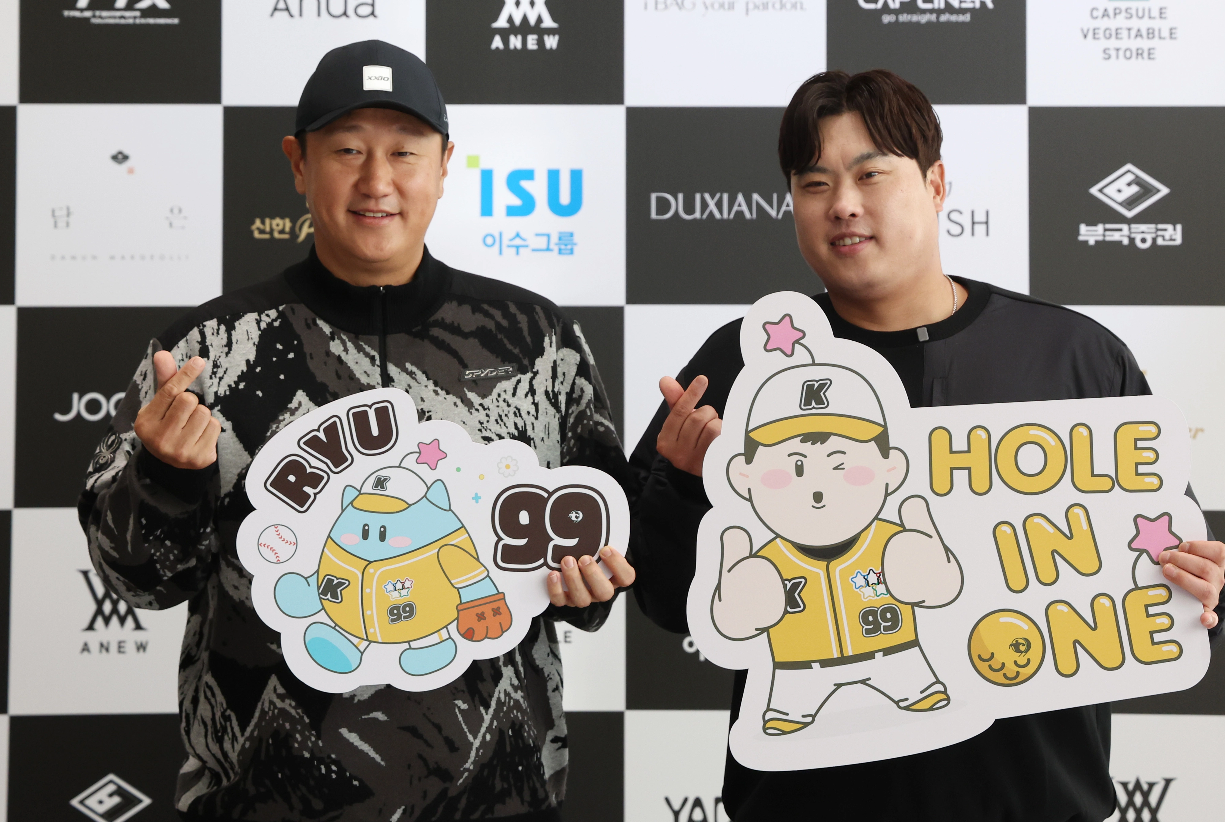 기념 촬영하는 이대호·류현진  12일 강원 횡성군 벨라45 컨트리클럽에서 열린 류현진재단 자선 골프대회에서 전 야구선수 이대호(왼쪽)가 류현진 이사장과 기념 촬영하고 있다. 류현진재단은 유소년 야구 꿈나무 육성과 희귀·난치병 환아 지원 기금 마련을 위해 이날 자선 골프대회를 열었다. 연합뉴스