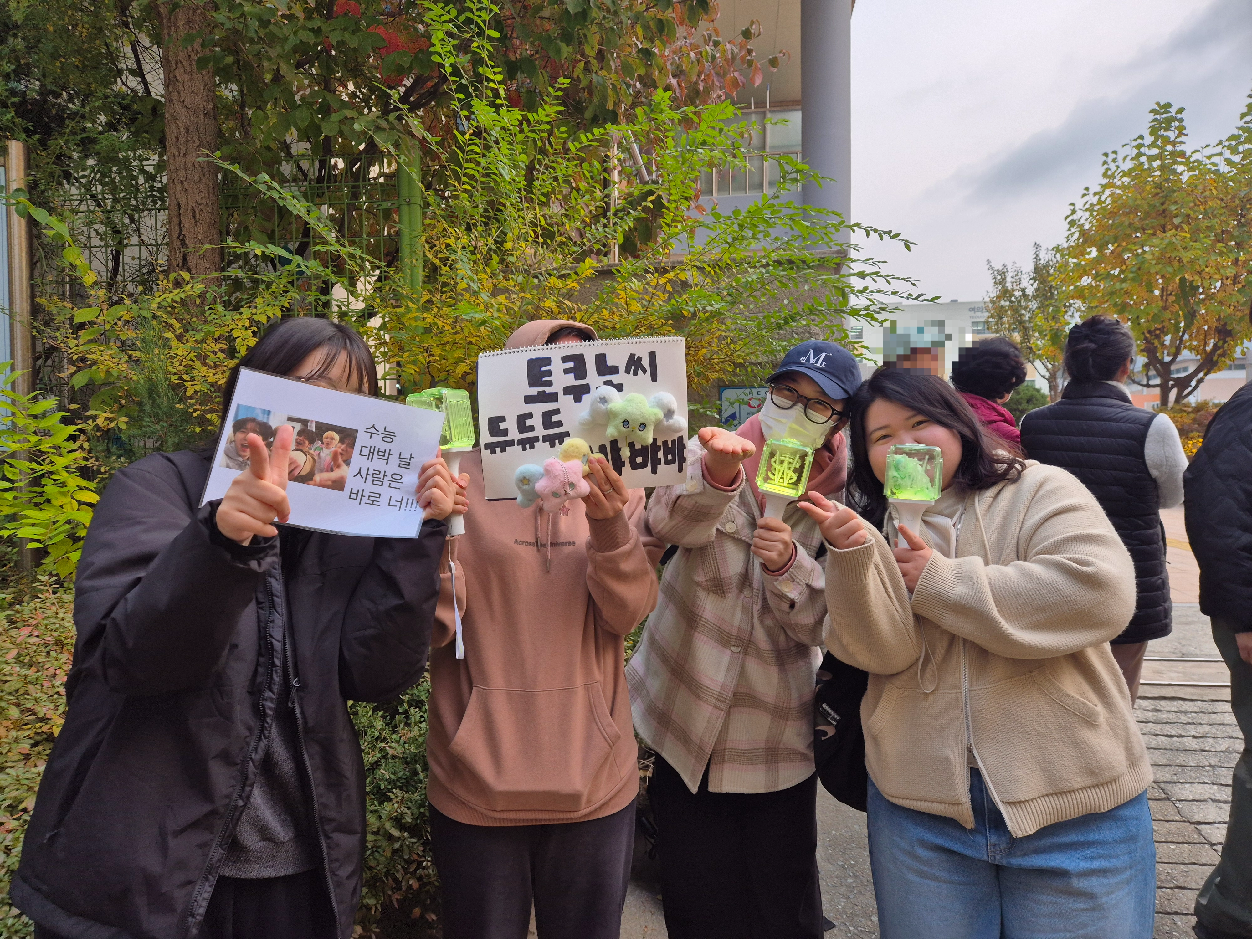 13일 오전 서울 영등포구 여의도여고 앞에서 만난 이소연(27)씨(오른쪽에서 첫 번째)는 아이돌 그룹 응원봉을 들고 “이번에 시험을 보는 언니가 원하는 학과에 찰떡같이 붙었으면 좋겠다”고 말했다. 송현주 기자