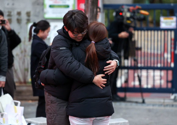 2026학년도 대학수학능력시험(수능)일인 13일 서울 종로구 경복고등학교에서 수험생이 어머니와 포옹하고 있다. 2025.11.13  연합뉴스