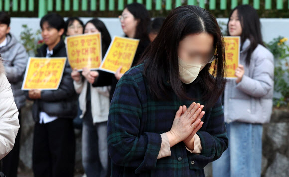 2026학년도 대학수학능력시험(수능)일인 13일 대구 수성구 대구여자고등학교 수능 시험장 앞에서 학부모가 기도하고 있다. 2025.11.13 연합뉴스