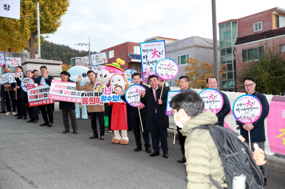 13일 2026학년도 대학수학능력시험일 울산중앙고등학교 정문 앞에서 김두겸 울산시장과 중앙고 선배 시 공무원들이 수험생과 학부모들을 격려하고 있다.2025.11.13  울산시 제공