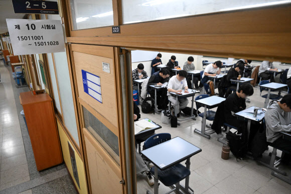 2026학년도 대학수학능력시험일인 13일 서울 종로구 경복고등학교에 마련된 고사장에서 수험생들이 시험 시작을 준비하고 있다. 2025.11.13  사진공동취재단