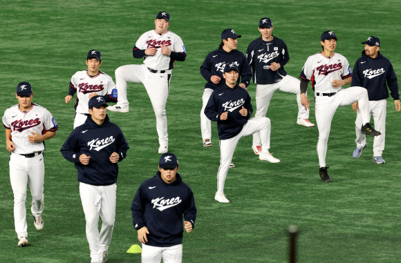 한국 야구대표팀 선수들이 13일 일본 도쿄돔에서 열린 첫 훈련에서 몸을 풀고 있다. 2025.11.13  연합뉴스