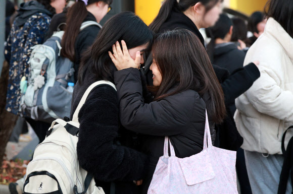 2026학년도 대학수학능력시험일인 13일 경기 수원시 팔달구 영복여자고등학교에서 시험을 마친 수험생이 부모님과 포옹하고 있다. 2025.11.13  연합뉴스