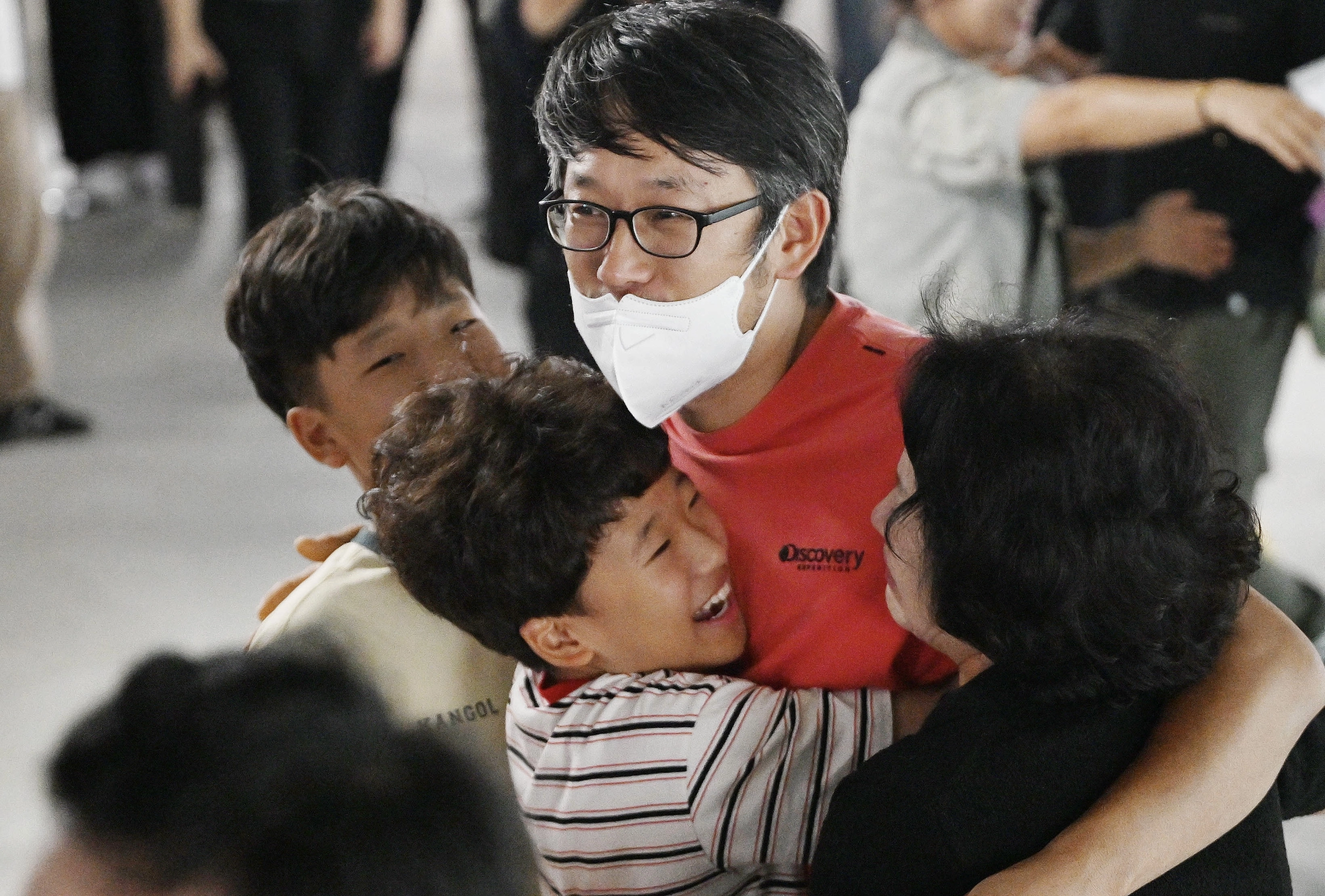 본지 사진부 홍윤기 기자가 13일 한국사진기자협회(회장 이호재) 제273회 이달의 보도사진상 뉴스 부문에서 ‘아빠, 보고 싶었어!로 최우수상을 수상했다.