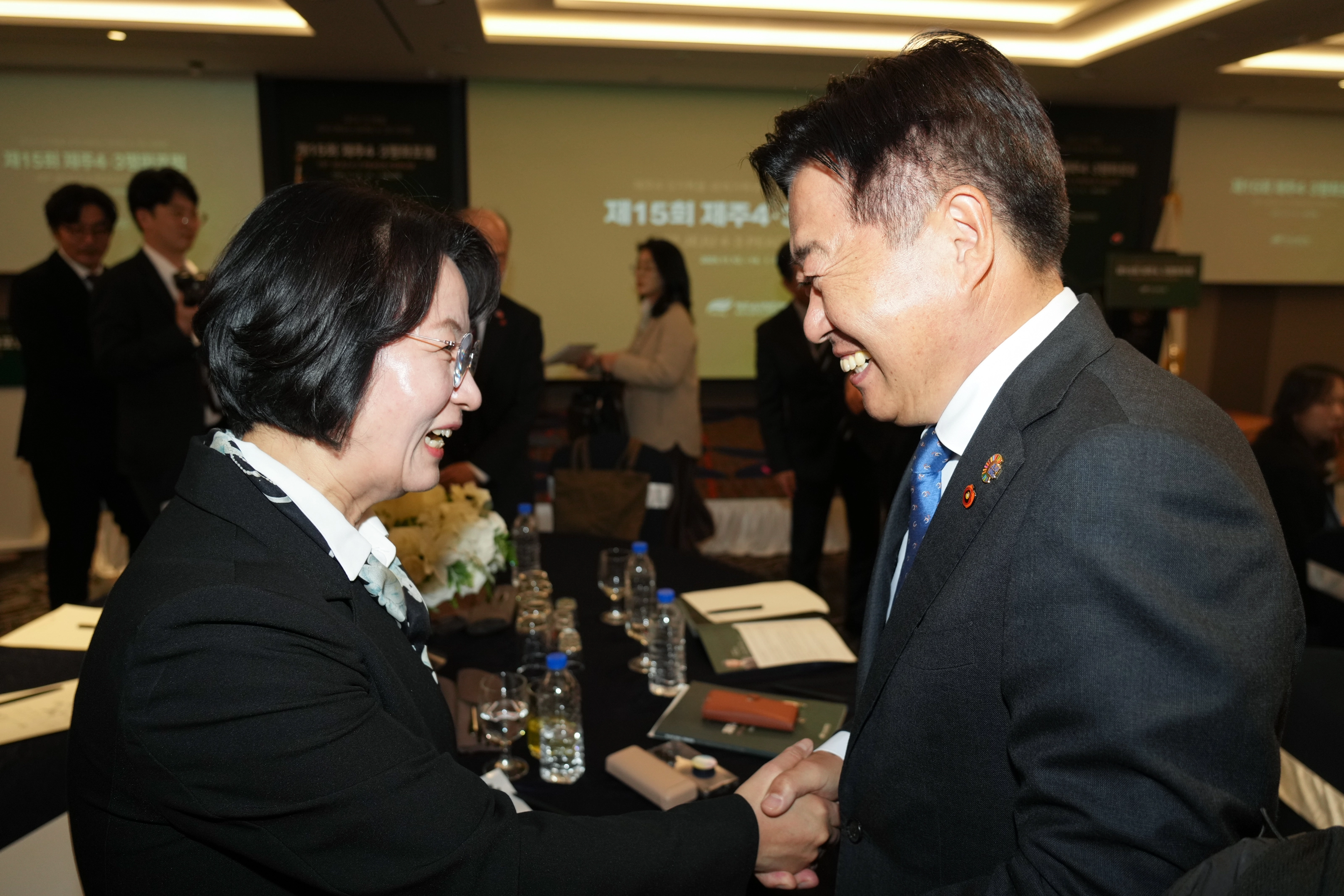추미애 의원과 오영훈 제주지사가 13일 제주썬호텔에서 열린  ‘제15회 제주4·3평화포럼’에서 만나 악수하며 활짝 웃고 있다. 제주도 제공