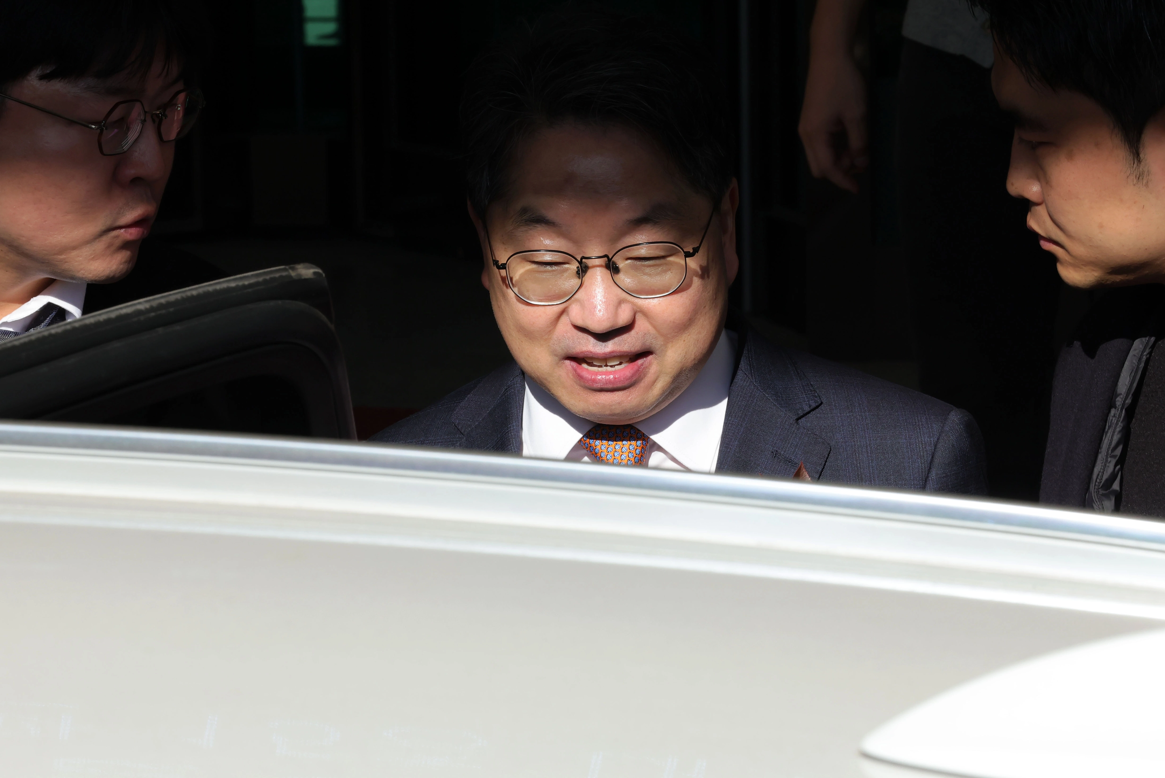 대검 떠나는 노만석 전 검찰총장 직무대행  대장동 항소 포기 논란으로 사의를 표명한 노만석 전 검찰총장 직무대행이 14일 서울 서초구 대검찰청을 떠나고 있다. 2025.11.14.