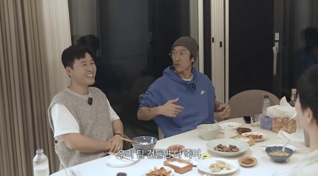 코요테 멤버 김종민과 빽가. 유튜브 채널 ‘어떠신지?!?’ 캡처