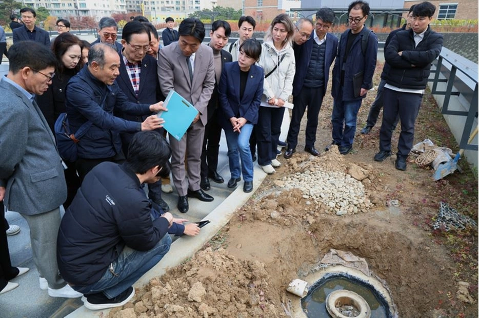 이날 서울시의회 문화체육관광위원회는 서서울미술관의 구성시설 전반에 걸친 결로와 누수, 곰팡이 발생, 표면 균열, 단열재 시공 등 하자 및 보수 현황을 면밀히 파악했다.