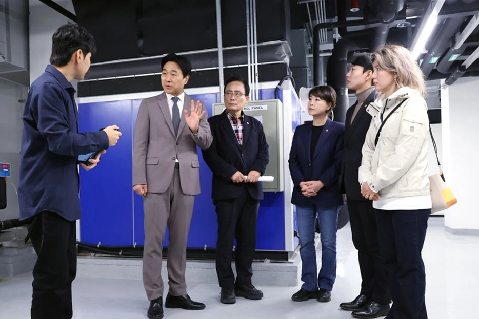 이날 서울시의회 문화체육관광위원회는 서서울미술관의 구성시설 전반에 걸친 결로와 누수, 곰팡이 발생, 표면 균열, 단열재 시공 등 하자 및 보수 현황을 면밀히 파악했다.