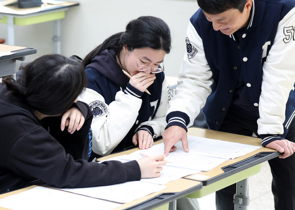 2026학년도 대학수학능력시험(수능) 다음날인 14일 대구 수성구 정화여자고등학교 3학년 교실에서 수험생들이 가채점하고 있다. 2025.11.14 연합뉴스