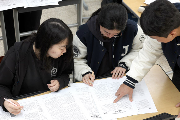 2026학년도 대학수학능력시험(수능) 다음날인 14일 대구 수성구 정화여자고등학교 3학년 교실에서 수험생들이 가채점하고 있다. 2025.11.14 연합뉴스