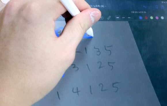 14일 오전 경남 창원시 마산합포구 합포고등학교 3학년 교실에서 수험생이 태블릿PC를 이용해 전날 친 ‘2026학년도 대학수학능력시험(수능)’ 가채점을 하고 있다. 2025.11.14  연합뉴스