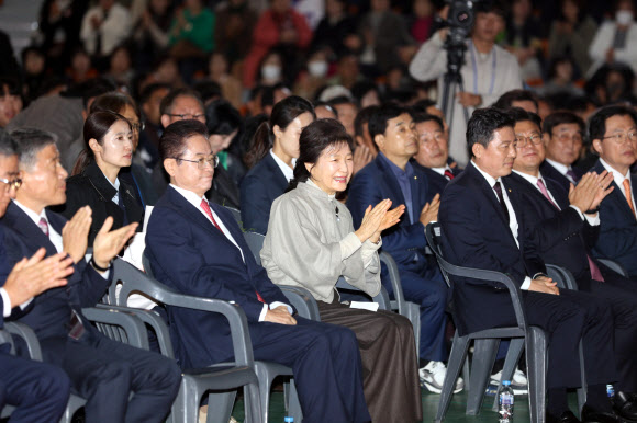 박근혜 전 대통령이 14일 경북 구미시 복합스포츠센터에서 열린 ‘박정희 대통령 탄신 108돌 문화행사’에서 박수를 치고 있다. 2025.11.14  연합뉴스