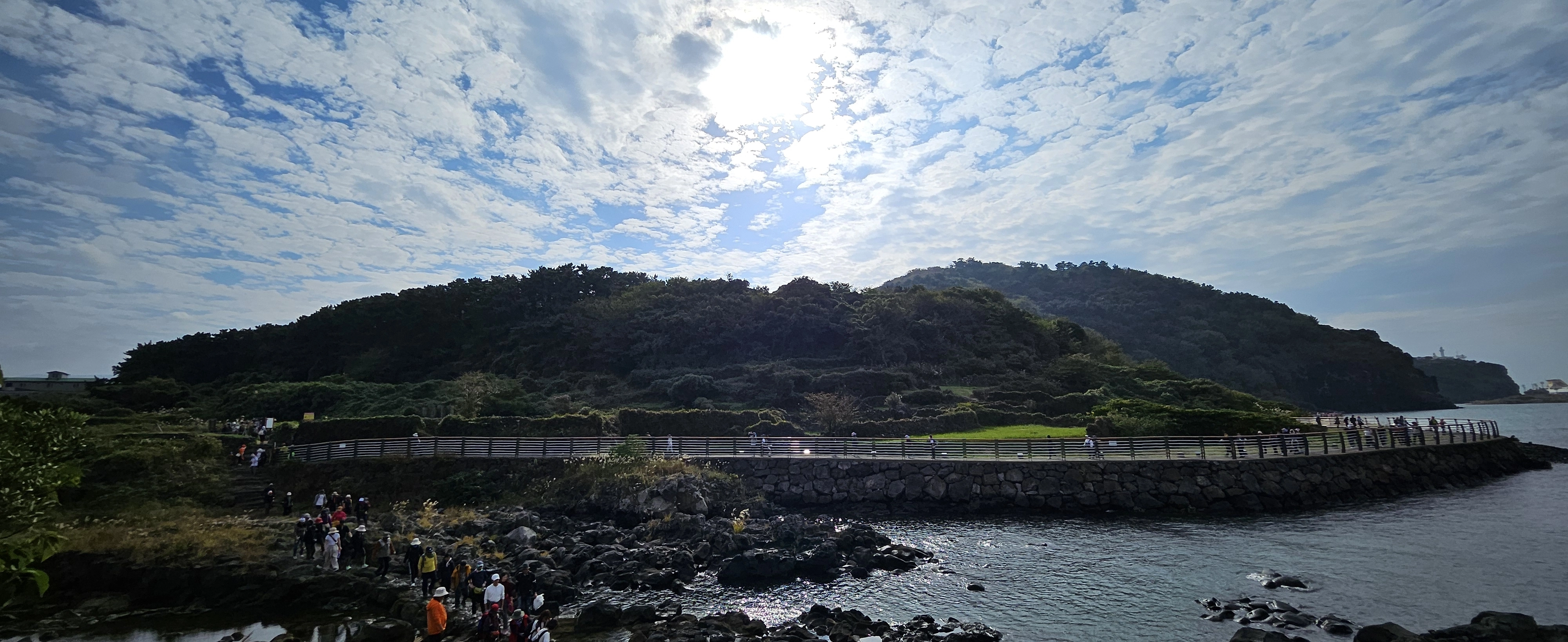 지난 7일 별도봉을 지나 화북포구로 향하는 제주올레걷기축제 참가자들. 제주 강동삼 기자