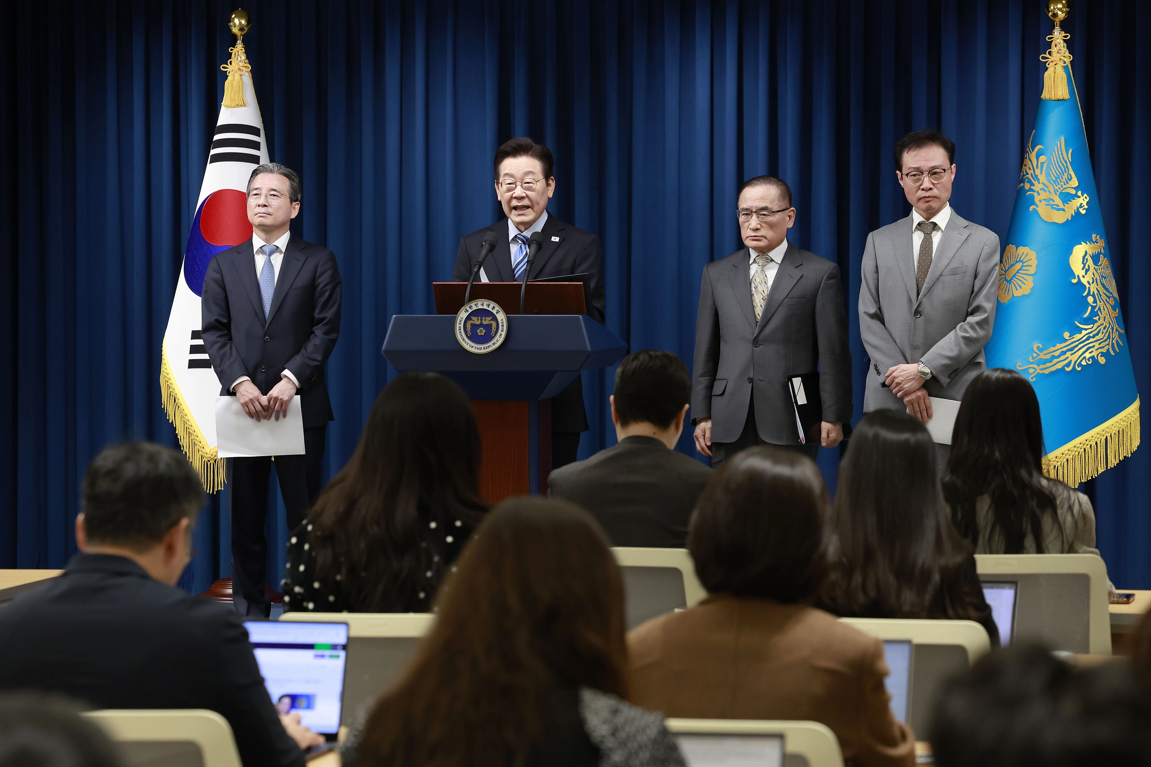 한미 팩트시트 발표  이재명 대통령이 14일 서울 용산 대통령실에서 한·미 간 관세·안보 합의를 문서화하는 ‘조인트 팩트시트(JFS·합동설명자료)’ 관련 발표를 하고 있다. 2025.11.14. 뉴시스