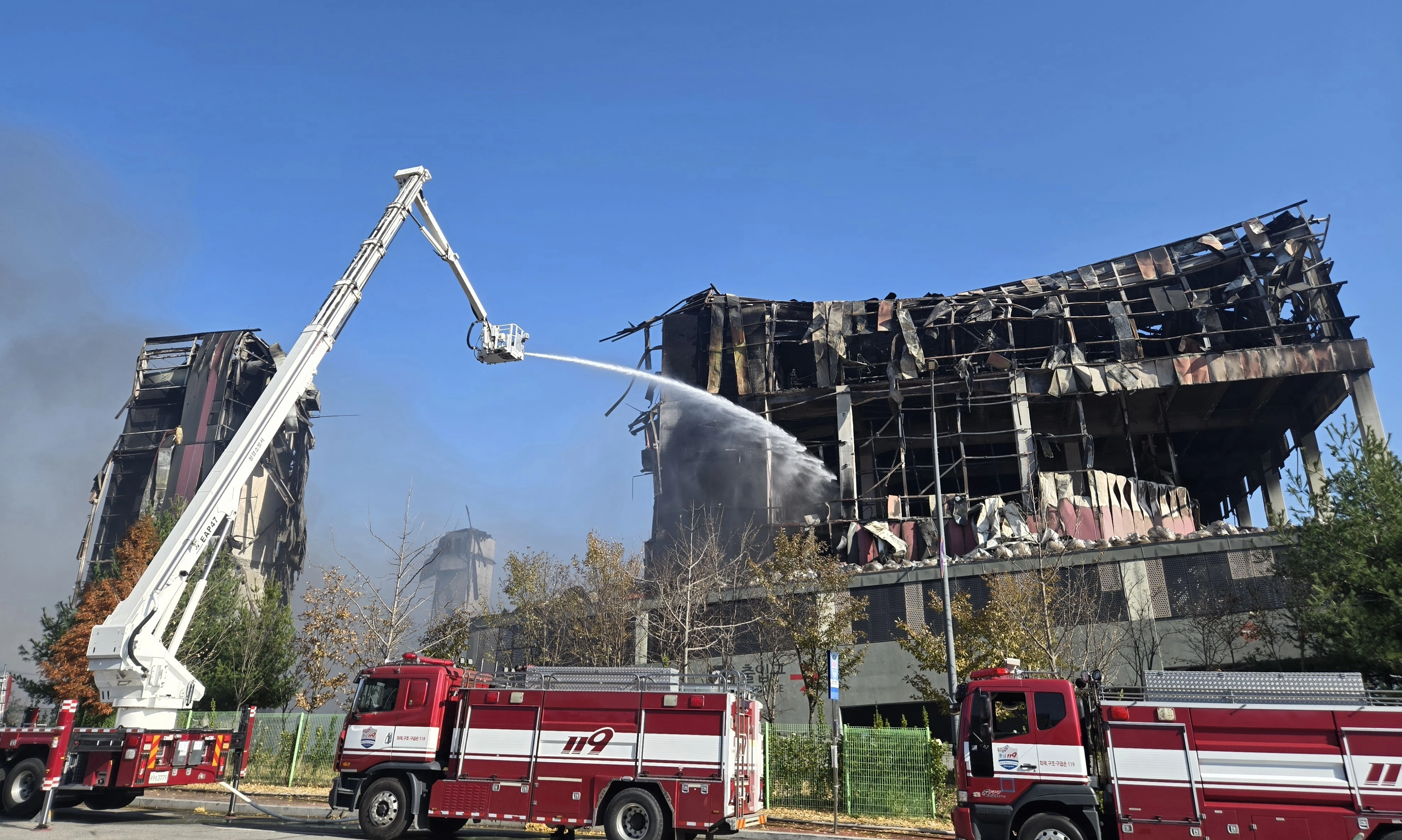 충남 천안 이랜드패션 물류창고 화재 이틀 째인 16일 출입구가 철골콘크리트만 남기고  붕괴돼 있다. 이종익 기자