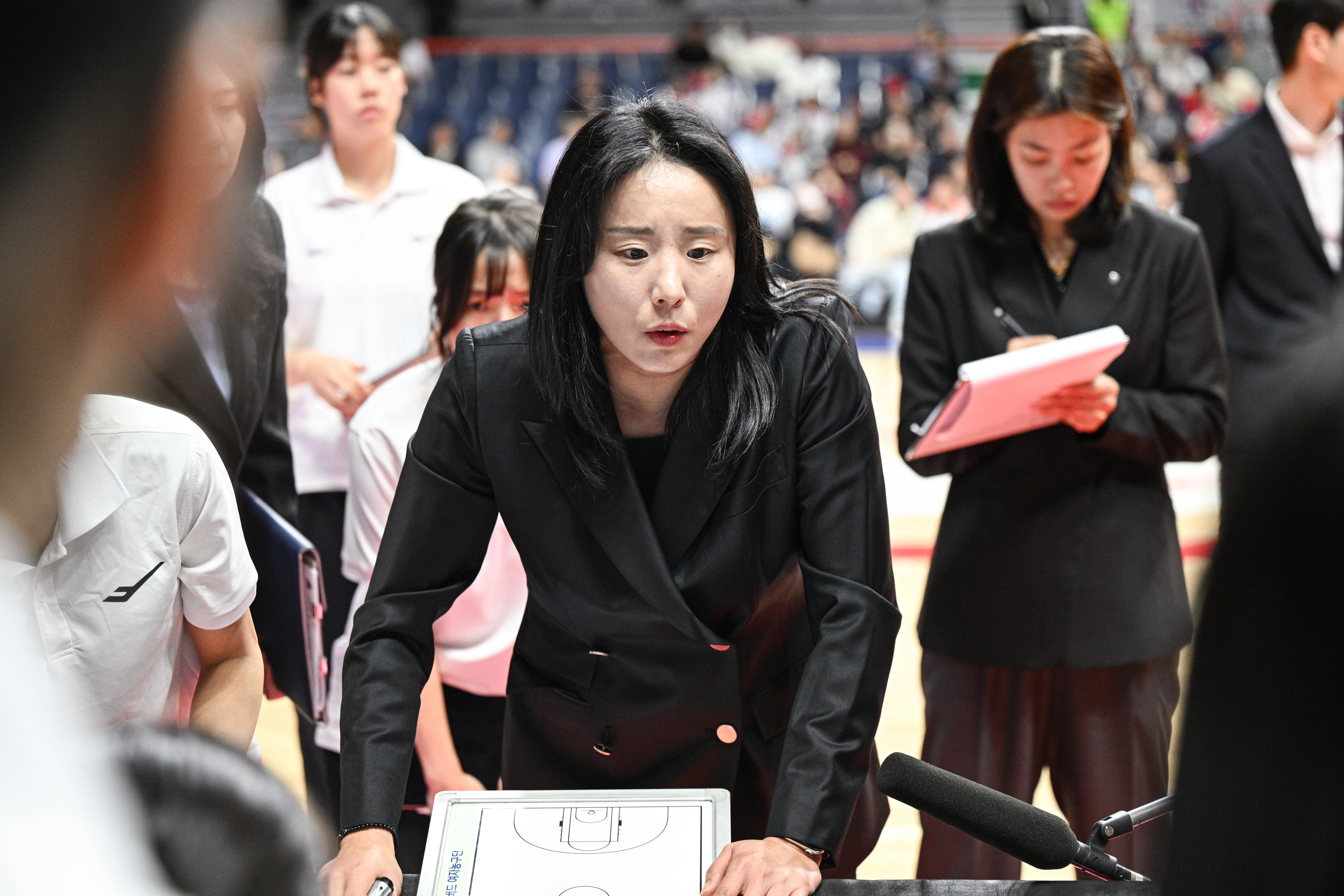 최윤아 인천 신한은행 감독이 16일 부산 사직체육관에서 열린 2025~26 여자프로농구 정규시즌 개막전 부산 BNK와의 원정 경기에서 작전 지시하고 있다. WKBL 제공