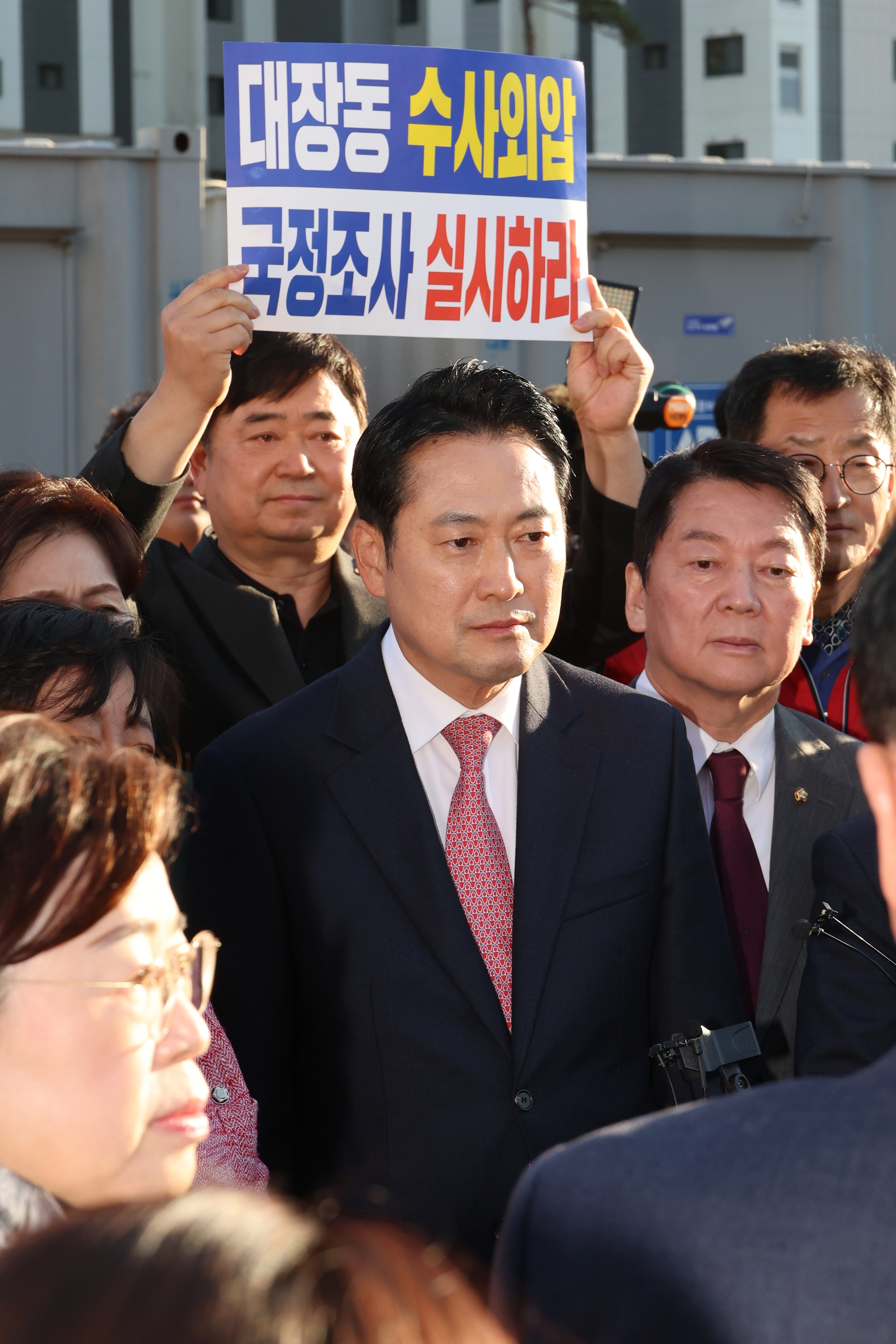‘대장동 항소포기’ 규탄...대장동 찾아간 국민의힘  국민의힘 장동혁 대표와 안철수 의원을 비롯한 의원들이 14일 경기 성남시 분당구 대장동 사회기반시설 건설현장을 둘러보며 주민들의 의견을 듣고 있다. 2025.11.14 연합뉴스