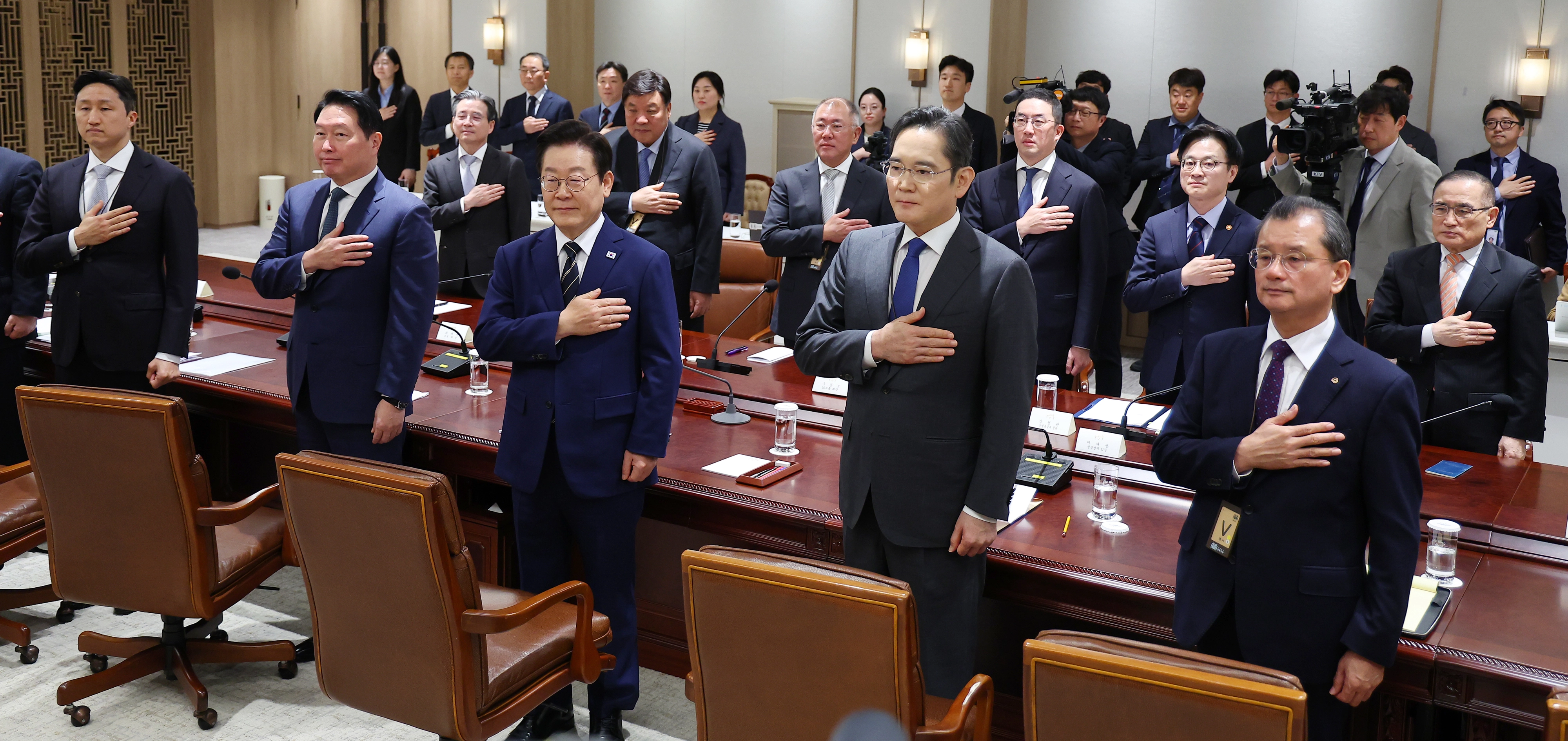 이재명 대통령이 16일 용산 대통령실에서 열린 한미 관세협상 후속 민관 합동회의에서 재계 총수들과 함께 국기에 대한 경례를 하고 있다. 앞줄 왼쪽부터 정기선 HD현대 회장, 최태원 SK그룹 회장, 이 대통령, 이재용 삼성전자 회장, 여승주 한화그룹 부회장. 뒷줄 왼쪽부터 김용범 대통령실 정책실장, 서정진 셀트리온 회장, 정의선 현대차그룹 회장, 구광모 LG그룹 회장, 김정관 산업통상부 장관, 위성락 국가안보실장.
연합뉴스
