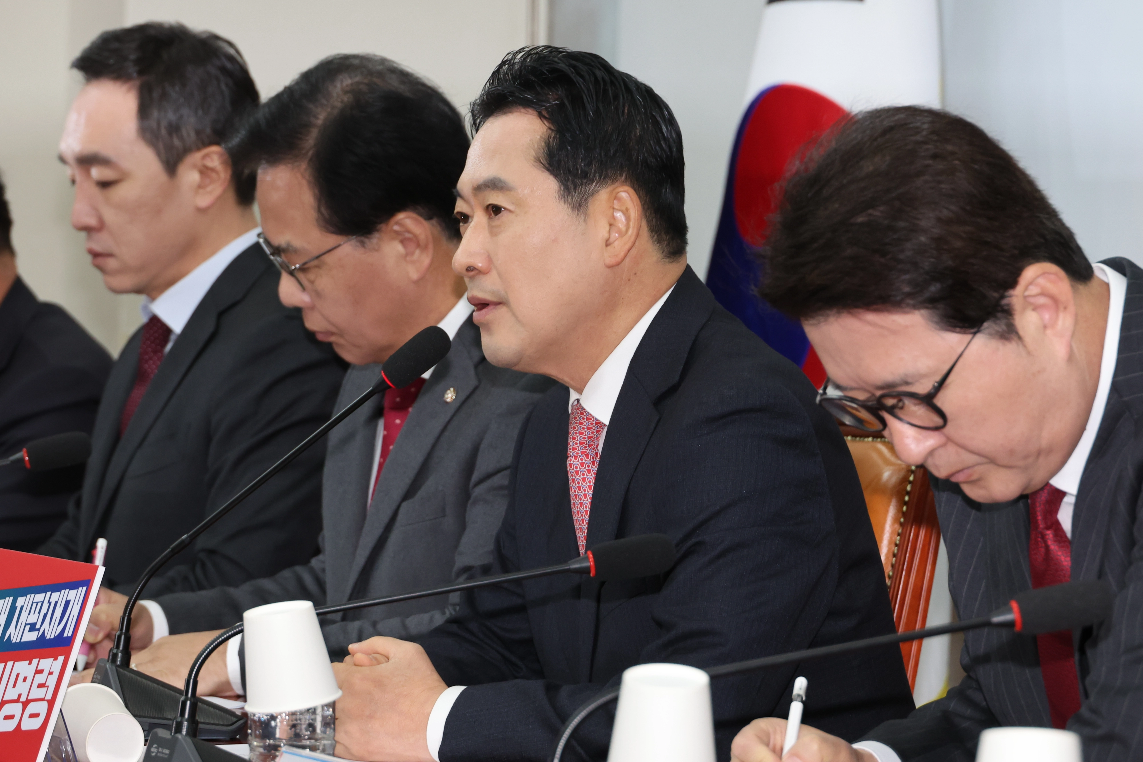 국민의힘 장동혁 대표가 17일 서울 여의도 국회에서 열린 최고위원회의에서 발언하고 있다. 연합뉴스