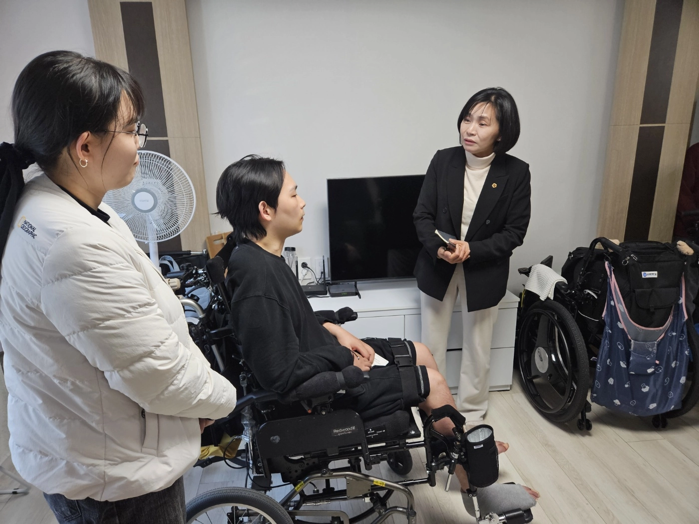 황세주 의원이 대전 사회복귀홈 현장을 찾아 입주 중도장애인과 관계자들을 만나 사례를 청취하고 현장을 점검하고 있다(사진=경기도의회)