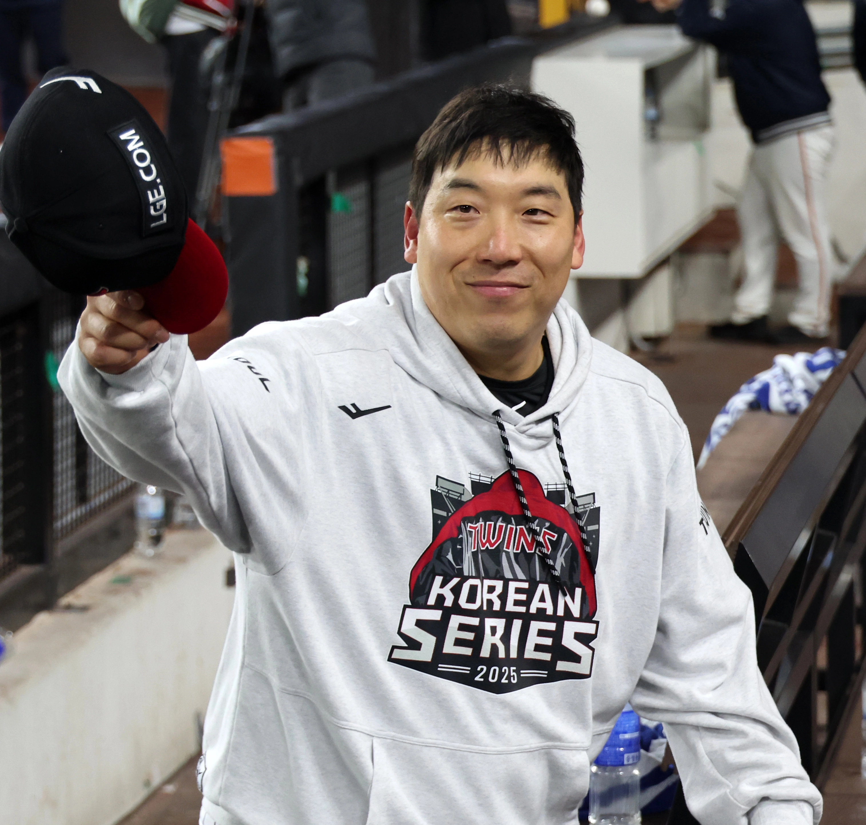 인사하는 김현수  LG 트윈스 김현수가 10월 30일 대전한화생명볼파크에서 열린 2025 KBO 한국시리즈 4차전 한화 이글스와의 원정 경기에서 승리한 뒤 기뻐하고 있다. 대전 연합뉴스