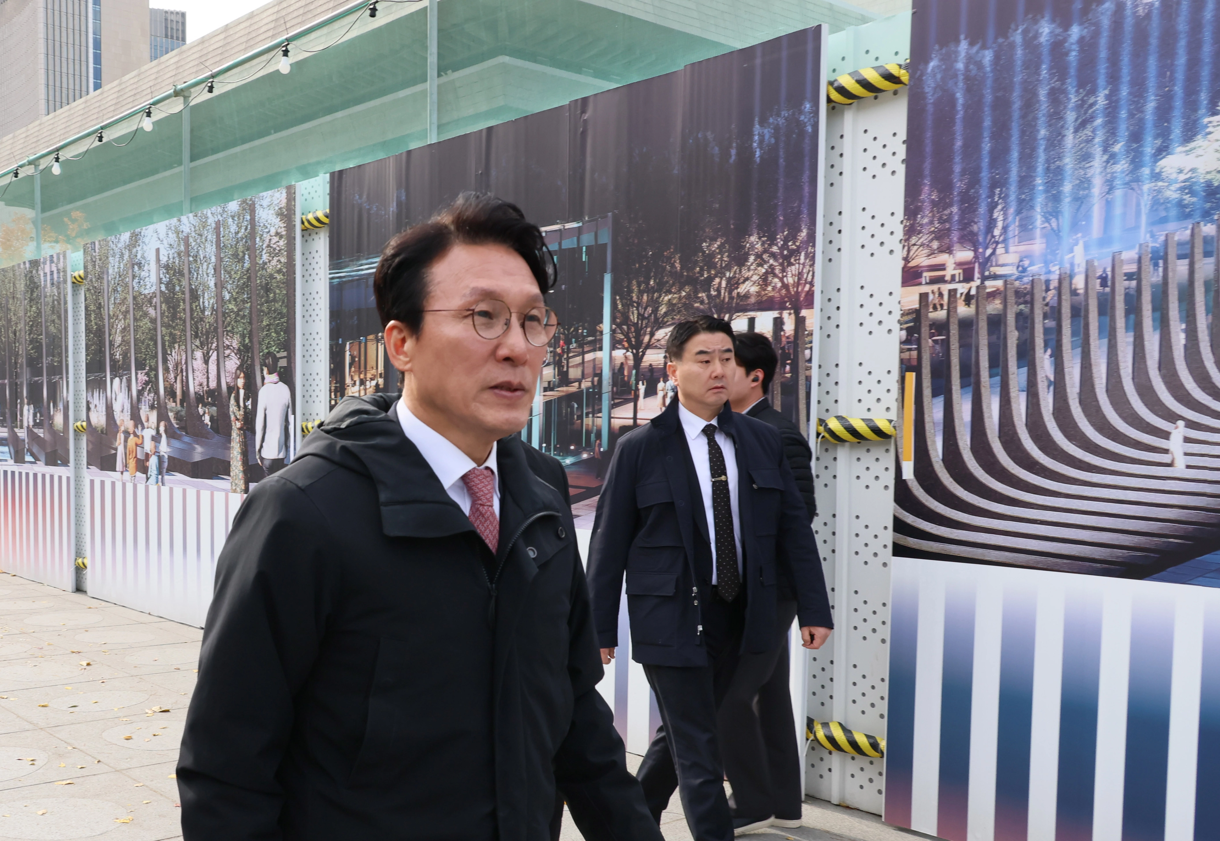 ‘감사의 정원’ 공사 현장 점검 나선 김민석 국무총리  ‘감사의 정원’ 공사 현장 점검 나선 김민석 국무총리
    (서울=연합뉴스) 이정훈 기자 = 김민석 국무총리가 17일 서울 광화문광장에 조성중인 ‘감사의 정원’ 공사 현장을 찾아 외곽펜스에 그려진 조감도 옆을 지나고 있다. 2025.11.17
    uwg806@yna.co.kr
(끝)


<저작권자(c) 연합뉴스, 무단 전재-재배포, AI 학습 및 활용 금지>