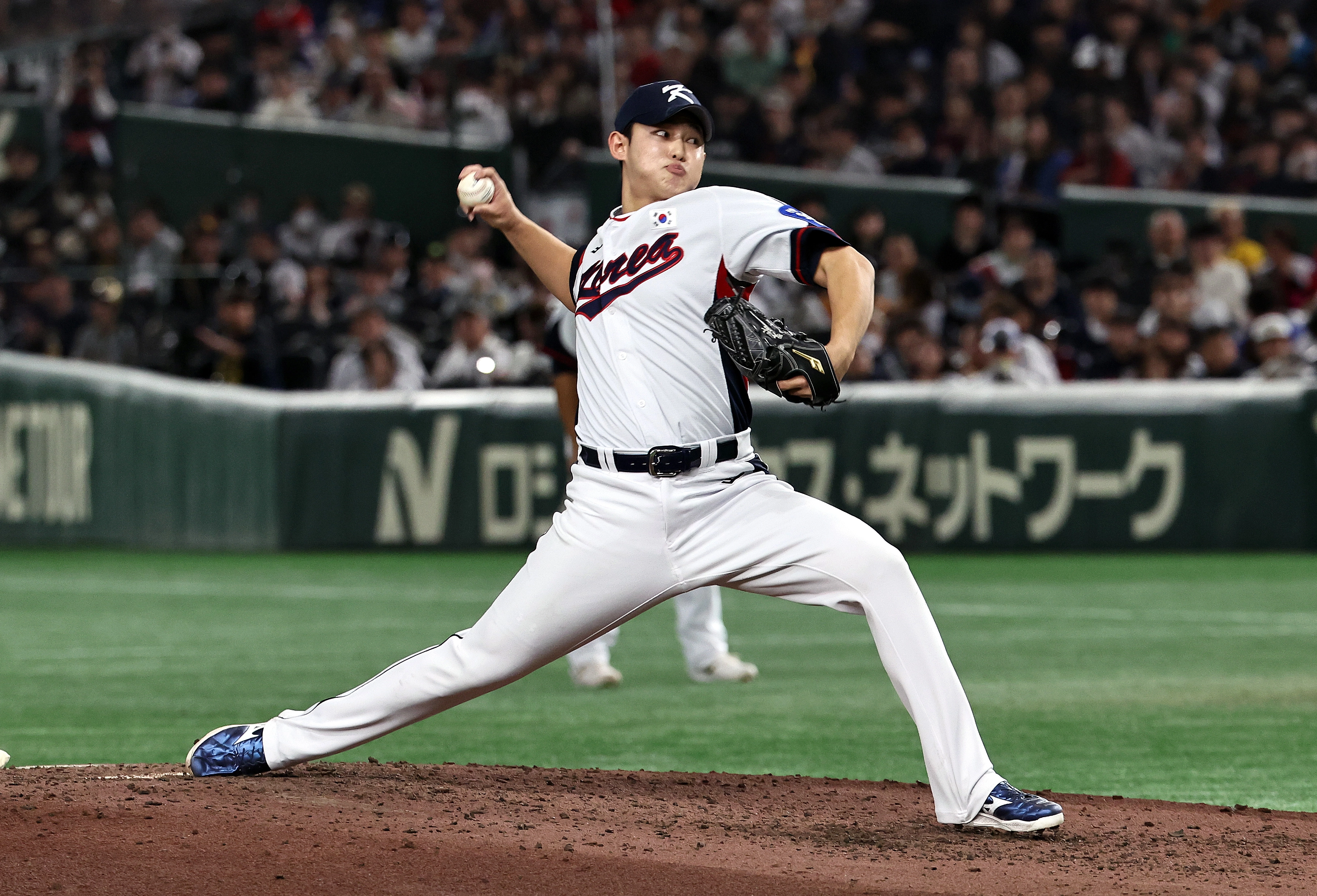 한국 야구 국가대표 김영우가 16일 일본 도쿄돔에서 열린 2025 K-베이스볼 시리즈 일본과의 2차전에서 공을 던지고 있다. 도쿄 뉴스1