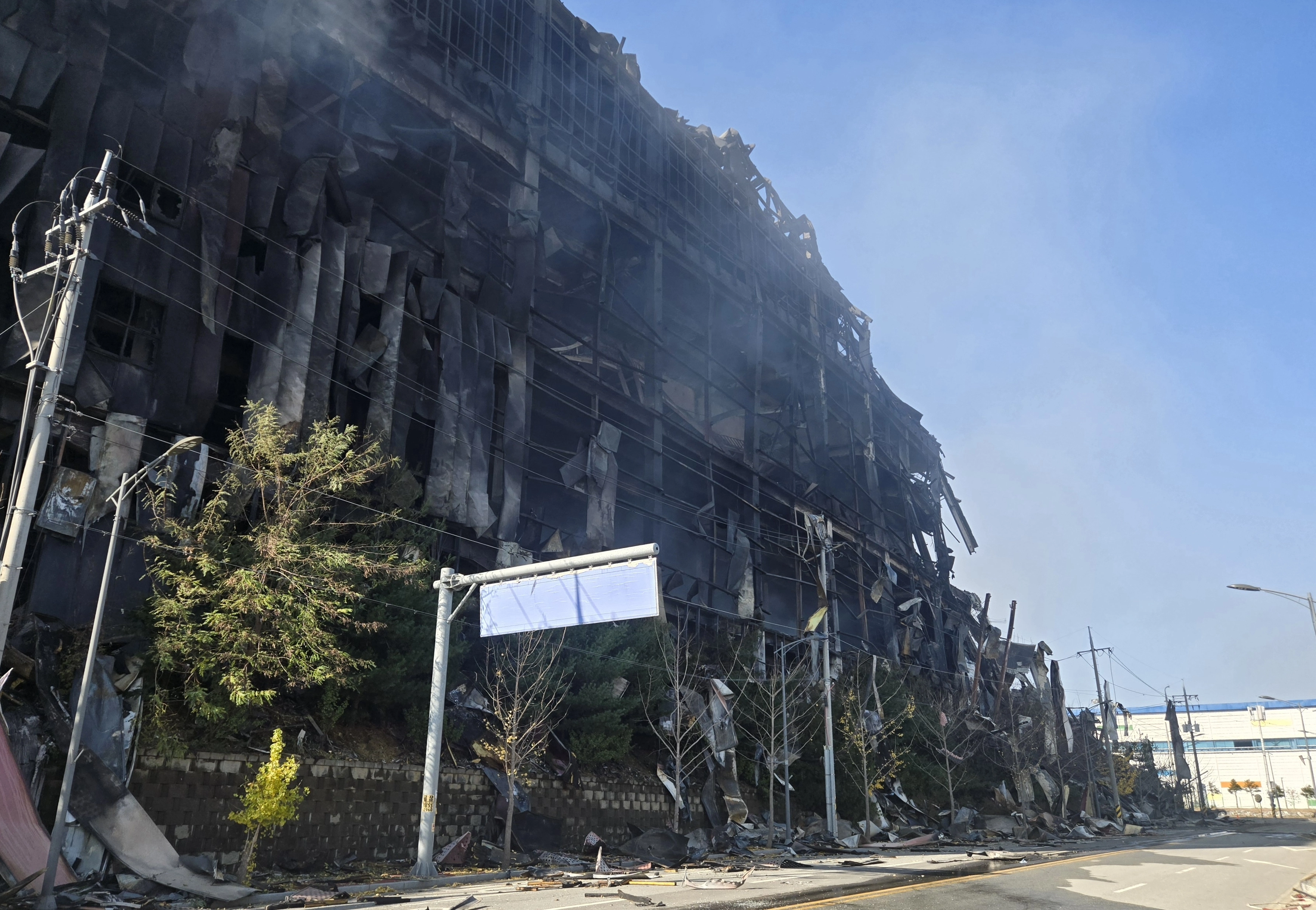 무너져 내린 천안 이랜드패션 물류센터  16일 천안 이마트패션 물류센터 건물 일부가 붕괴돼 있다. 이종익 기자