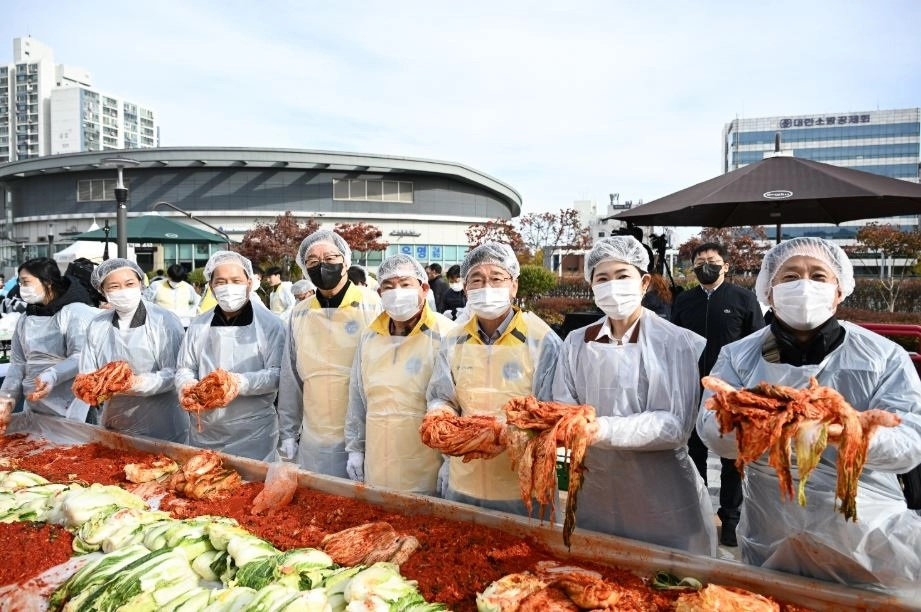 지난 17일 국내 최대 공영도매시장인 가락시장에서 열린 ‘가락시장 김장나눔 시민대축제’에 참석한 서울시의원들이 기념사진을 찍고 있다.